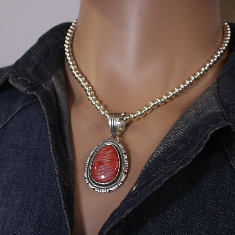 쏘씨 화이트의 스파이니 펜던트