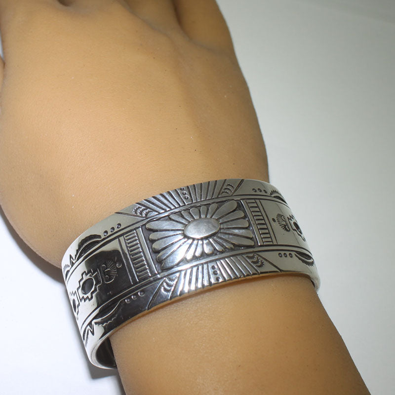 Gelang oleh Charlie John