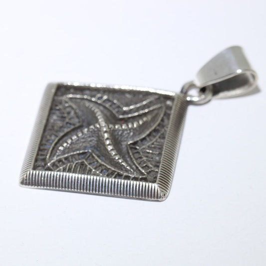 Liontin oleh Harrison Jim