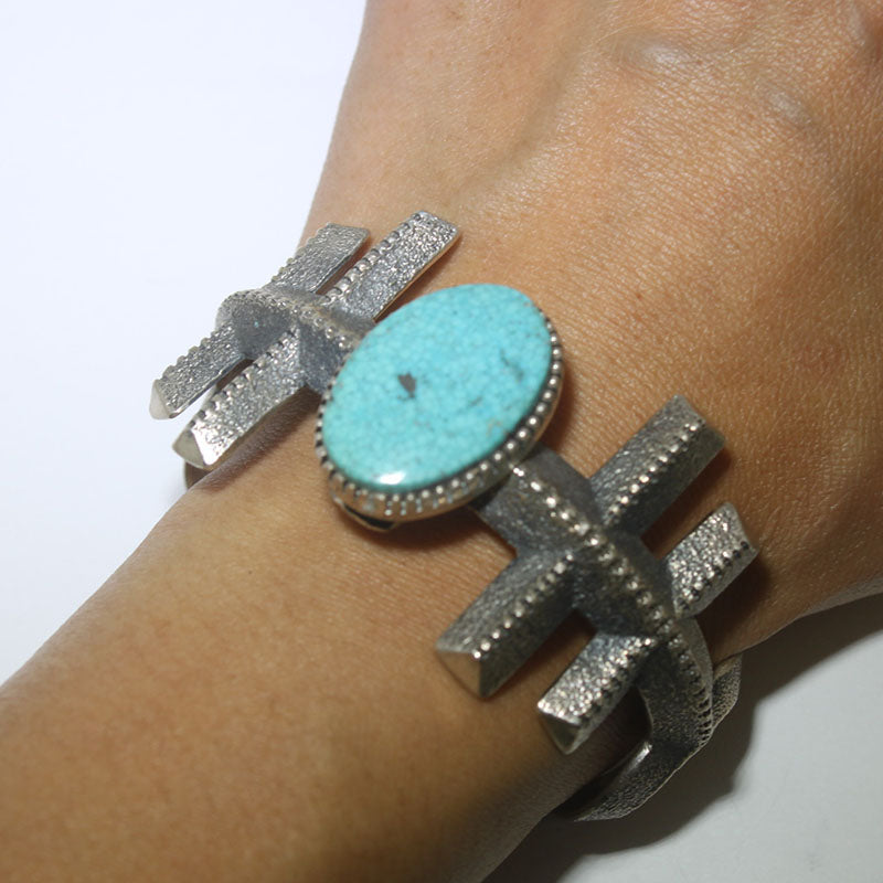 हारिसन जिम द्वारा कंगन