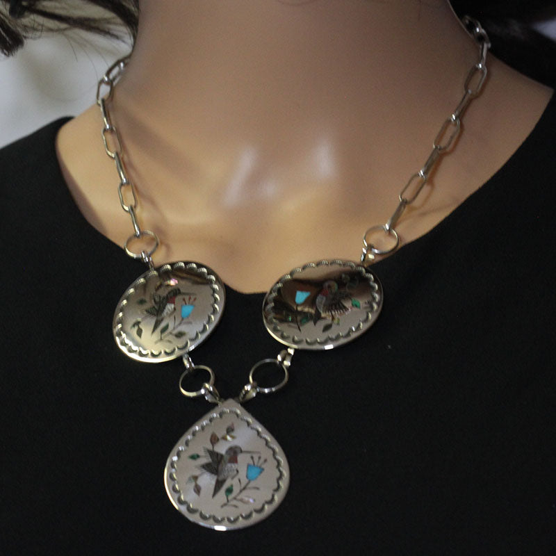 Colar com Incrustações por Raymond Boyd