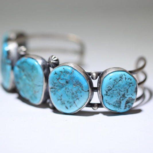 ரோபின் ட்சோசியின் ஸ்லீப்பிங் பியூட்டி கைவளை