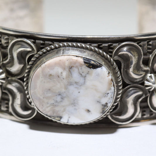 アンディ・キャドマンによるホワイトバッファローブレスレット 6-3/4"