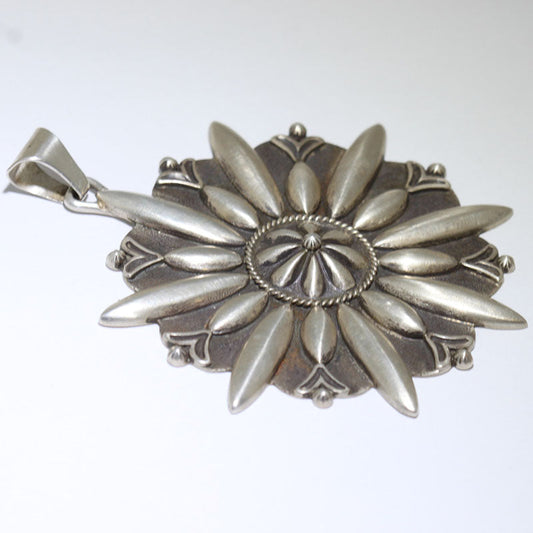 Liontin oleh Thomas Jim