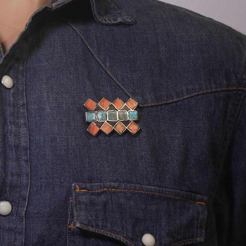 เข็มกลัดฝังหิน โดย Jock Favour