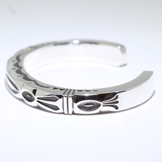 ジェニファー・カーティスによるシルバーブレスレット 5-1/2インチ