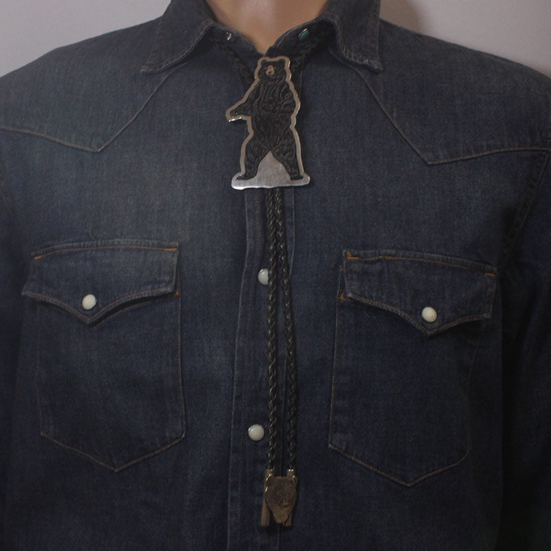 デール・エダキーによるベアインレイボロタイ