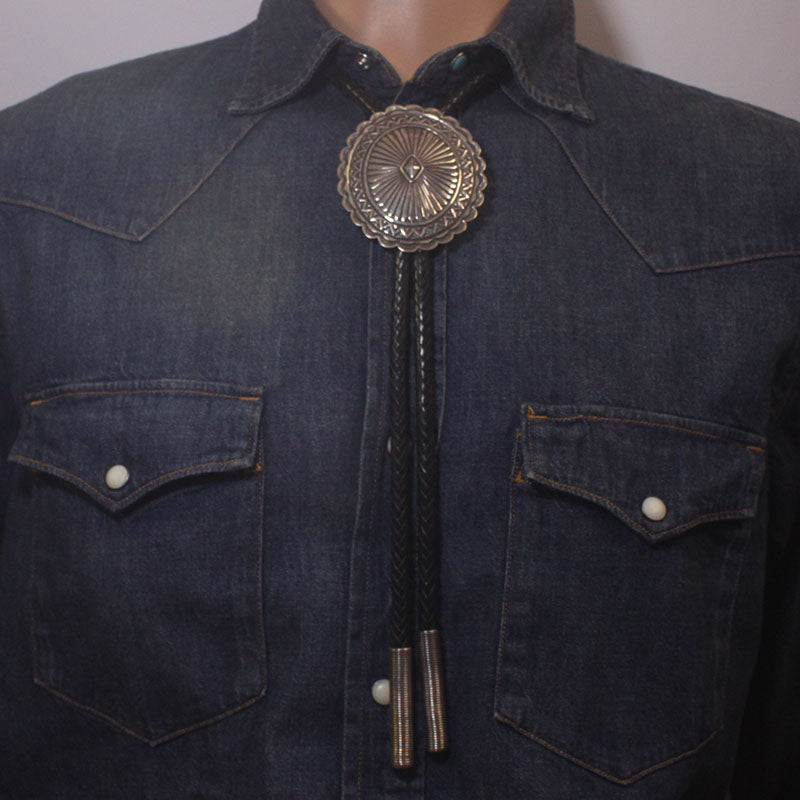 ドノヴァン・キャドマンによるハンドスタンプボロタイ