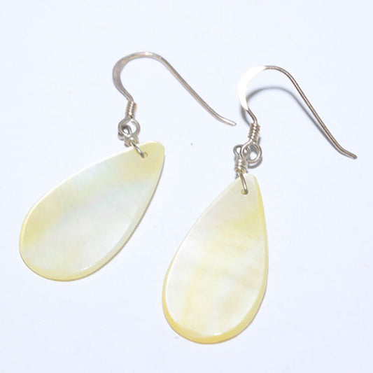 カルビン・ロバトによるシェルイヤリング