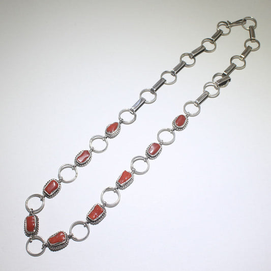 カーレン・グッドラックによる珊瑚のネックレス