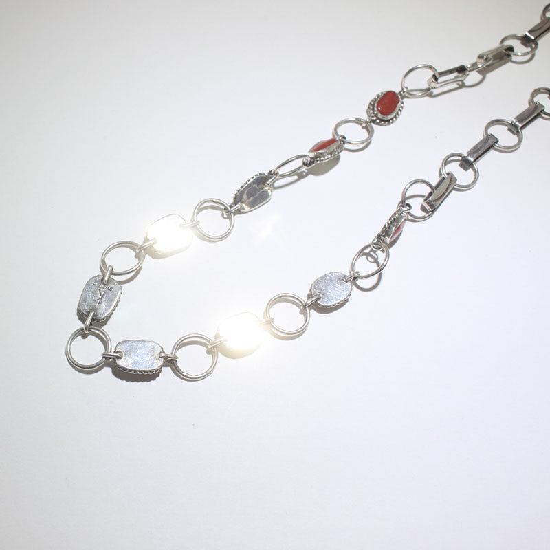 কারলিন গুডলাকের কোরাল নেকলেস