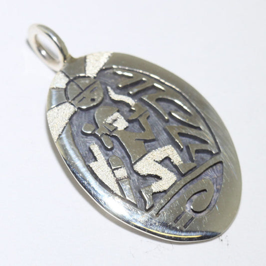 スパークス・マサウェテワによるシルバーペンダント