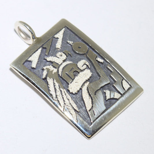 スパークス・マサウェテワによるシルバーペンダント