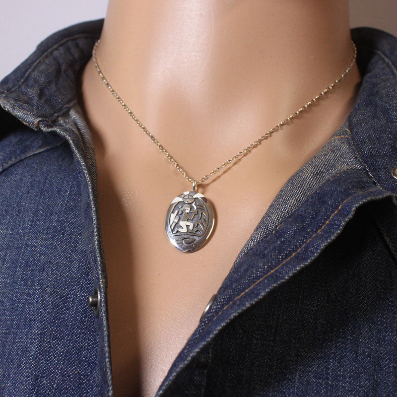 スパークス・マサウェテワによるシルバーペンダント