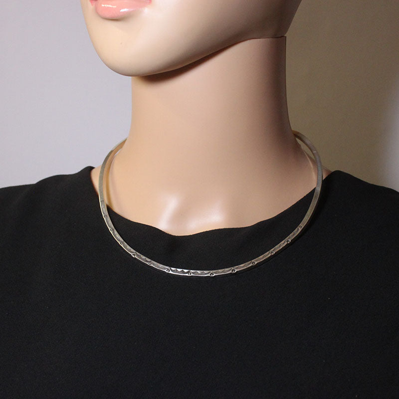 レヴァ・グッドラックによるネックバー