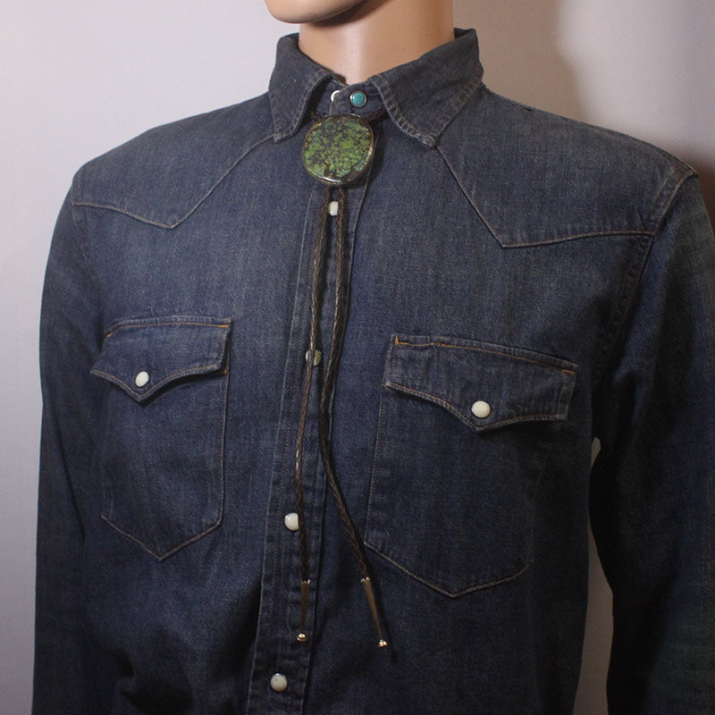 ロビン・ツォシによる中国ターコイズのボロタイ