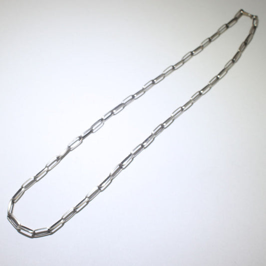 サリー・シャーリーによるチェーンネックレス