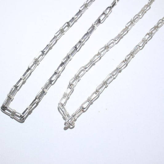 サリー・シャーリーによるチェーンネックレス