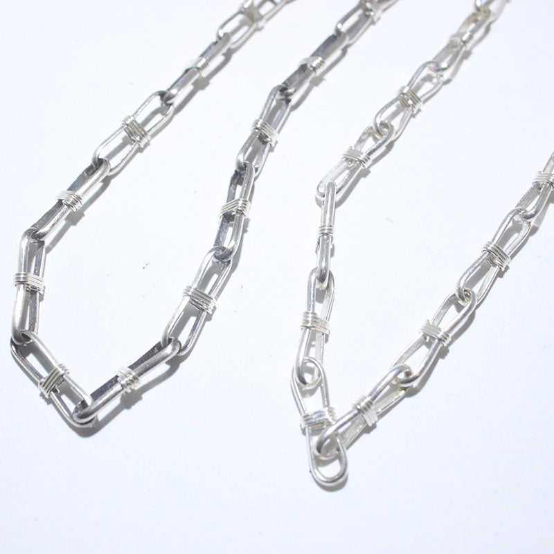 सैली शर्ली की चेन नेकलेस