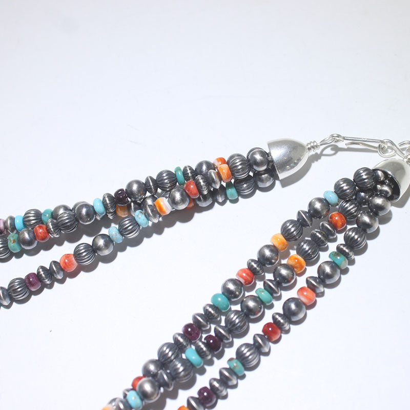 レヴァ・グッドラックのビーズネックレス