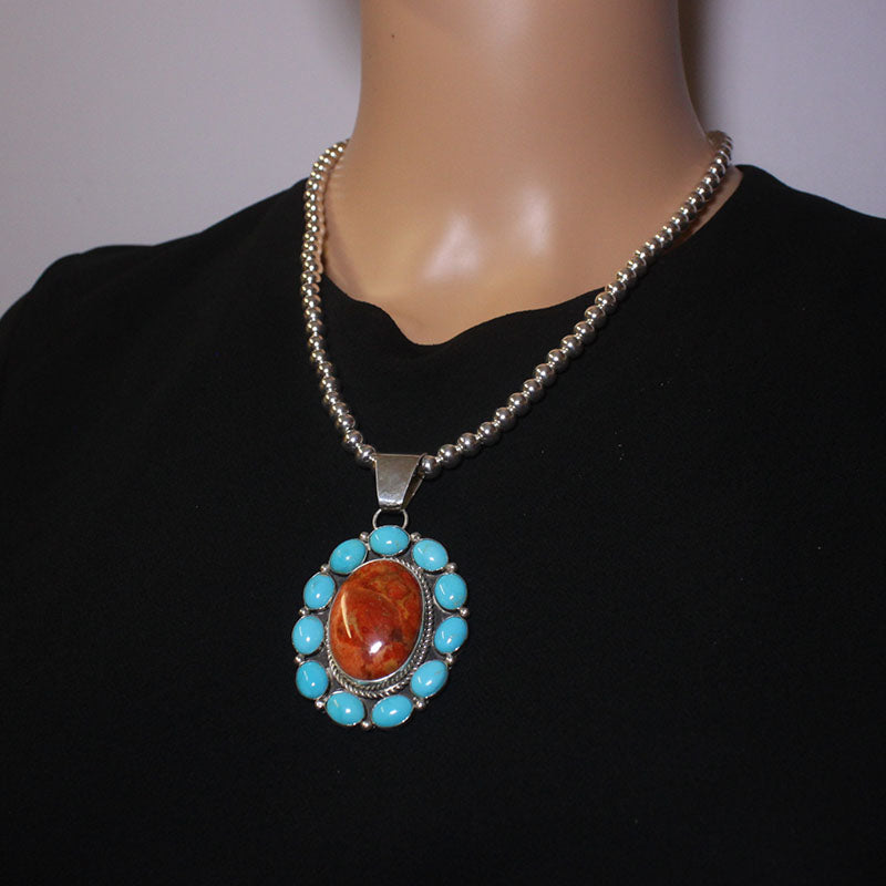 பிரெட் பீட்டர்ஸ் வடிவமைத்த சுத்தமான வெள்ளி குழு பெண்டெண்ட்