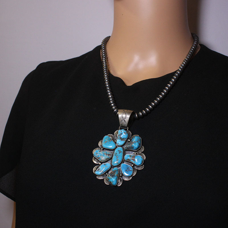 ஷீலா ட்சோவின் ஸ்டெர்லிங்க் சில்வர் கிளஸ்டர் பெண்டெண்ட்