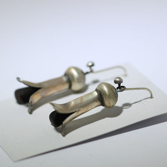 デリック・キャドマンによるハンドメイドのブロッサムイヤリング