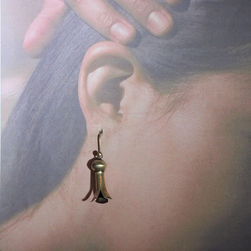 Handmade na Hikaw na Bulaklak ni Derrick Cadman