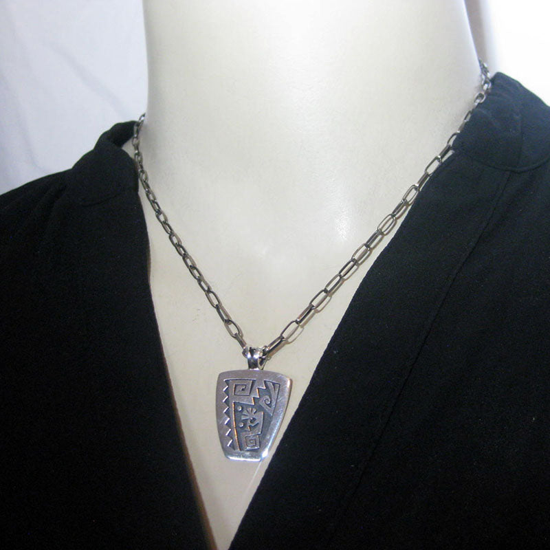 ゲイリーとエルシー・ヨヨキによるホピ族のペンダント