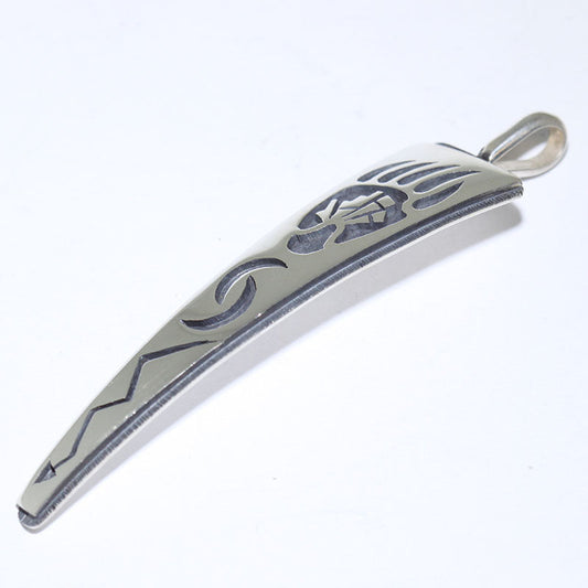 クリフトン・モワによるシルバーペンダント