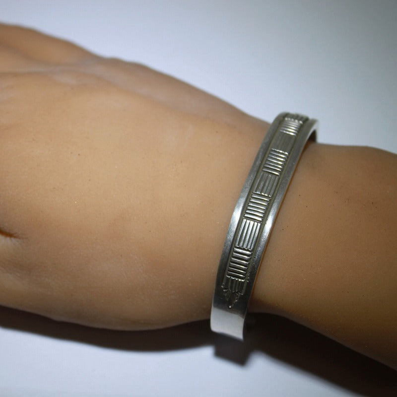 ブルース・モーガンによるシルバーブレスレット 5-3/4インチ