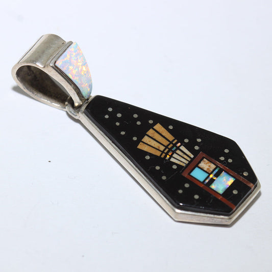 クレイトン・トムによるイェイ・ビ・チェイペンダント