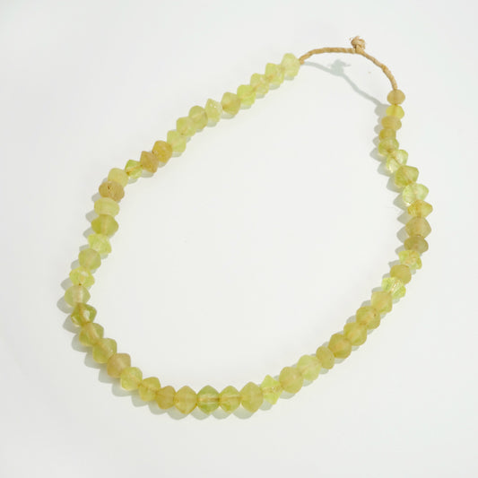 Collana di Perle di Vetro Bohemian Trade con Perle di Vaselina in Vetro di Uranio