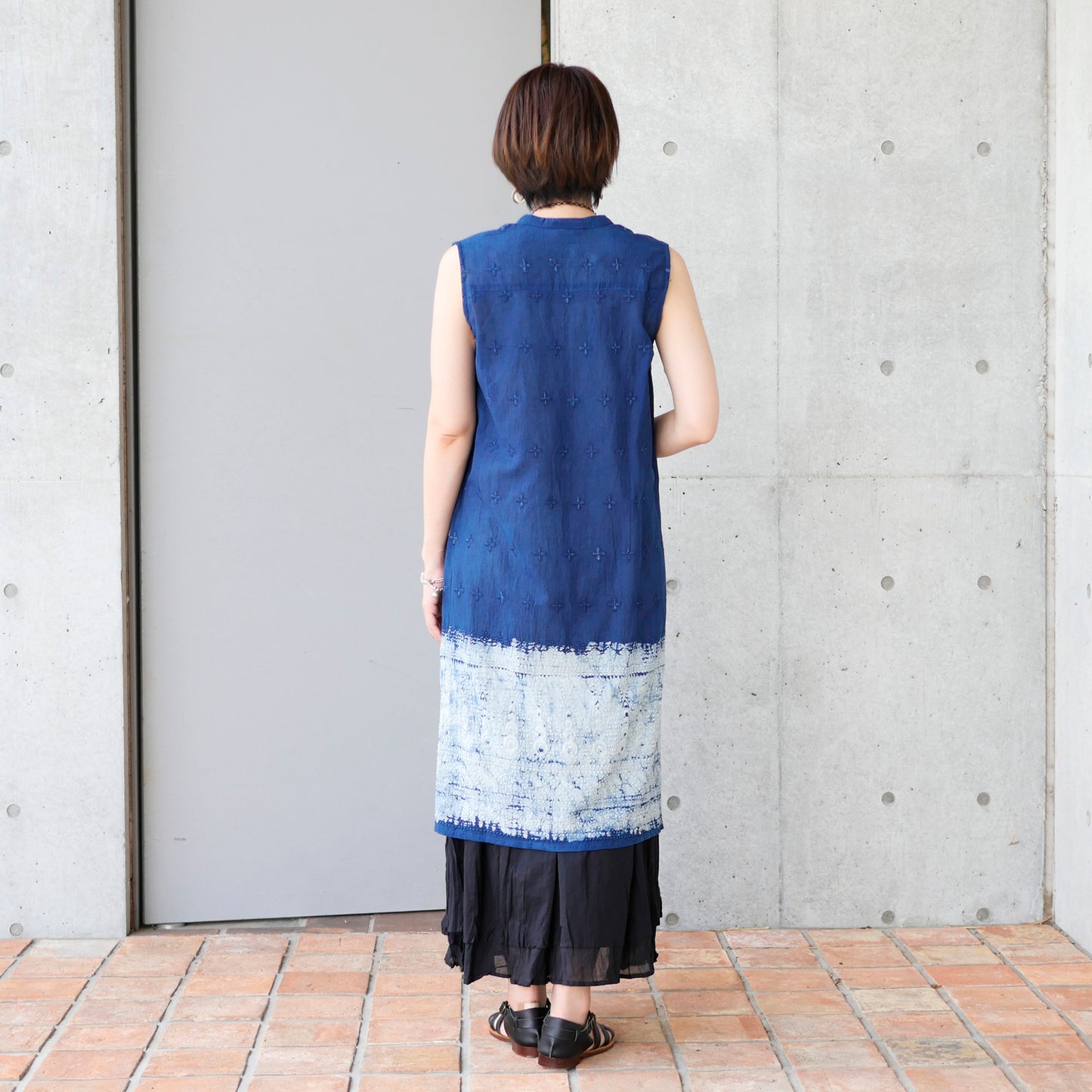 Damit na Walang Manggas, May Bordang Bulak at Mayroong Dalawang Kulay na Disenyo