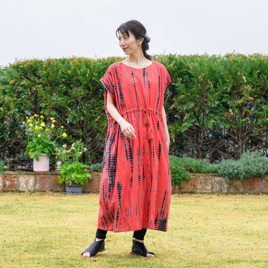 ウエストタイ付きコットン・タイダイ・ドレス