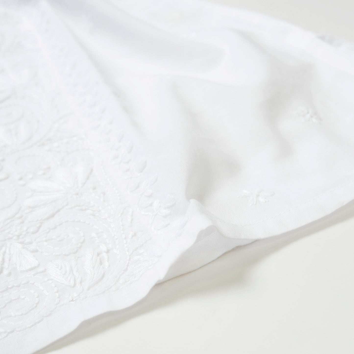 C Cambric ラウンドネック ラックナウ刺繍プルオーバー