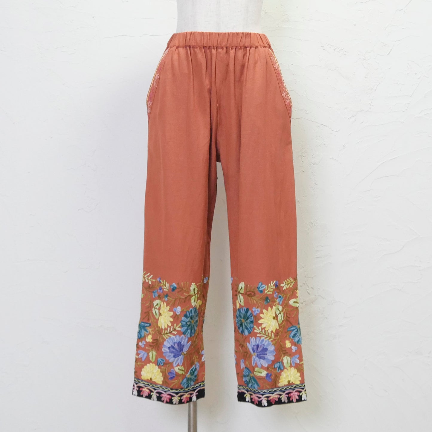 กางเกงปักลายอาารี ผ้าเรยอนแฟลกซ์