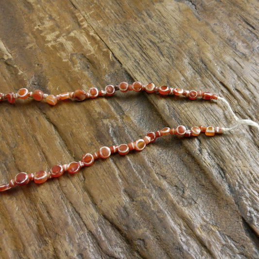 エッチングされたカーネリアンビーズのストランド