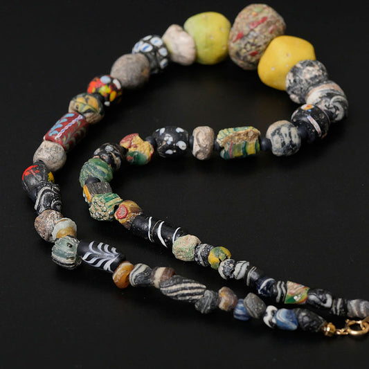 Collar de cuentas islámicas antiguas