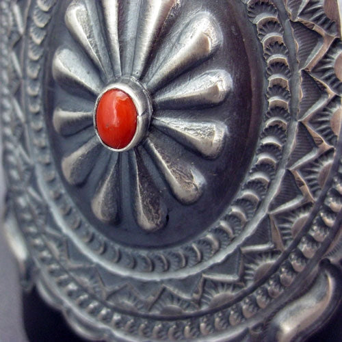 アンディ・キャドマンによる珊瑚の腕飾り