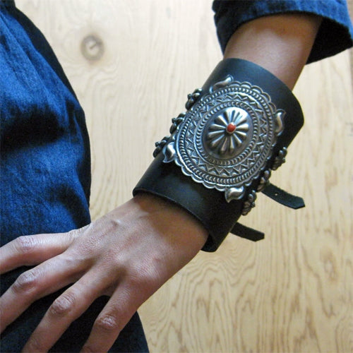 アンディ・キャドマンによる珊瑚の腕飾り