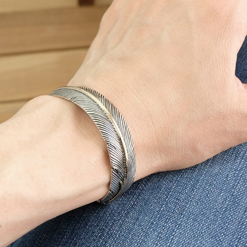 হার্ভি মেসের ফেদার ব্রেসলেট (0.5") *ব্রেসলেটের আকার নির্বাচন করুন