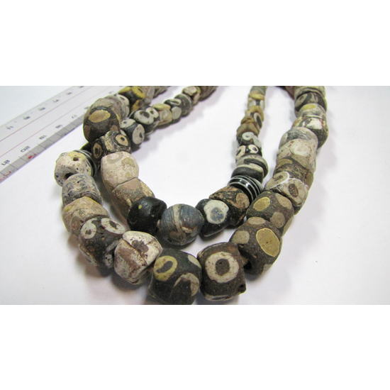 Collier de perles anciennes islamiques "œil"