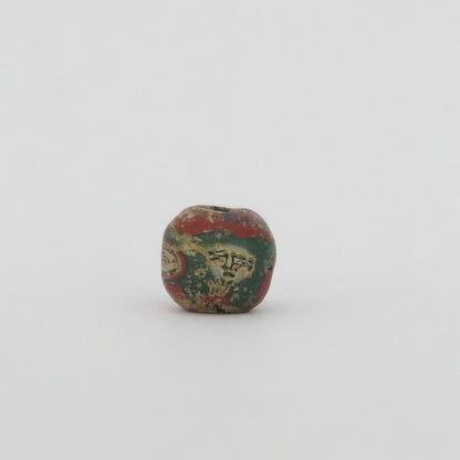 Perle en verre mosaïque avec visage de la Rome antique