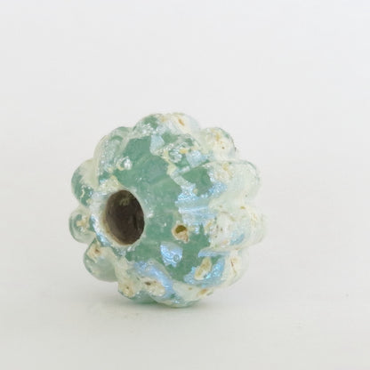 Antike römische irisierende Glas-Perle in Mandarinenfarbe