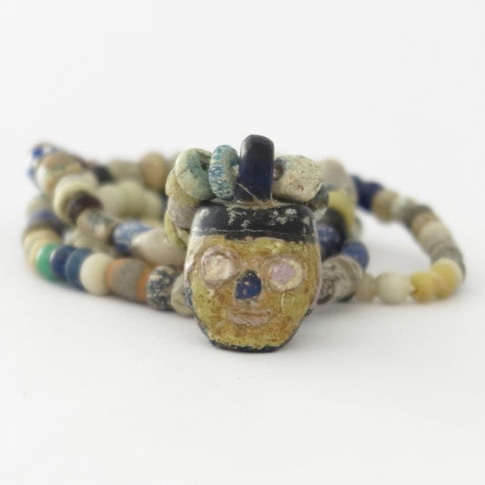 Kuwintas na May Mga Beads na Mukha ng Phoenician