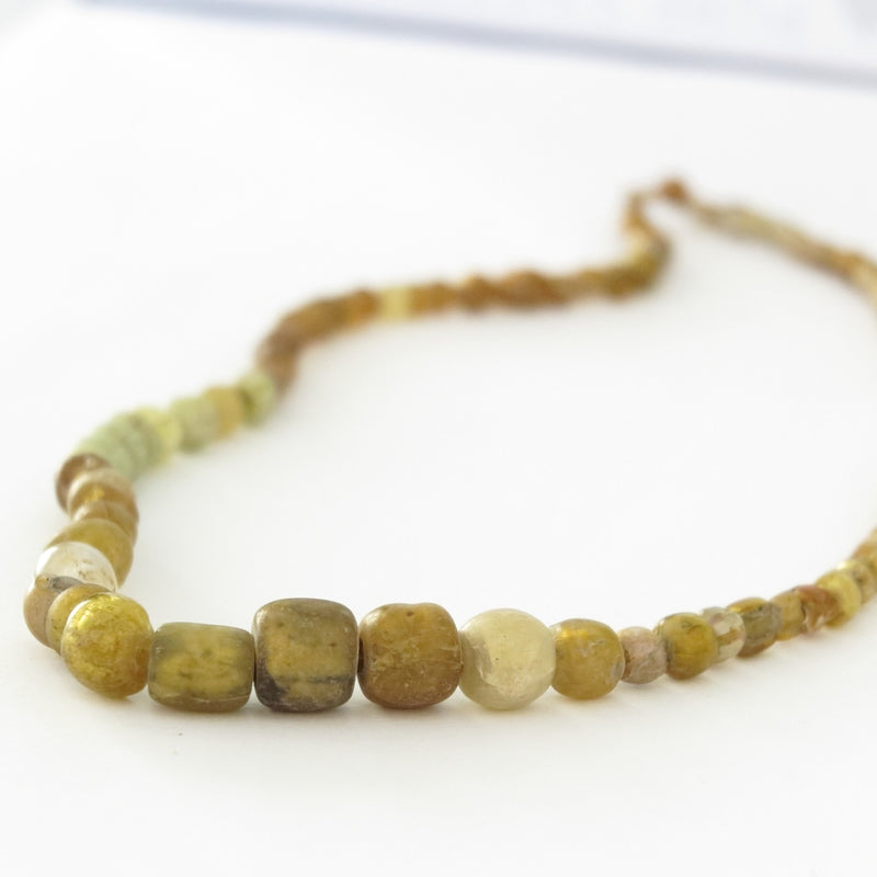 Perles romaines en bande d'or avec brin d'aventurine