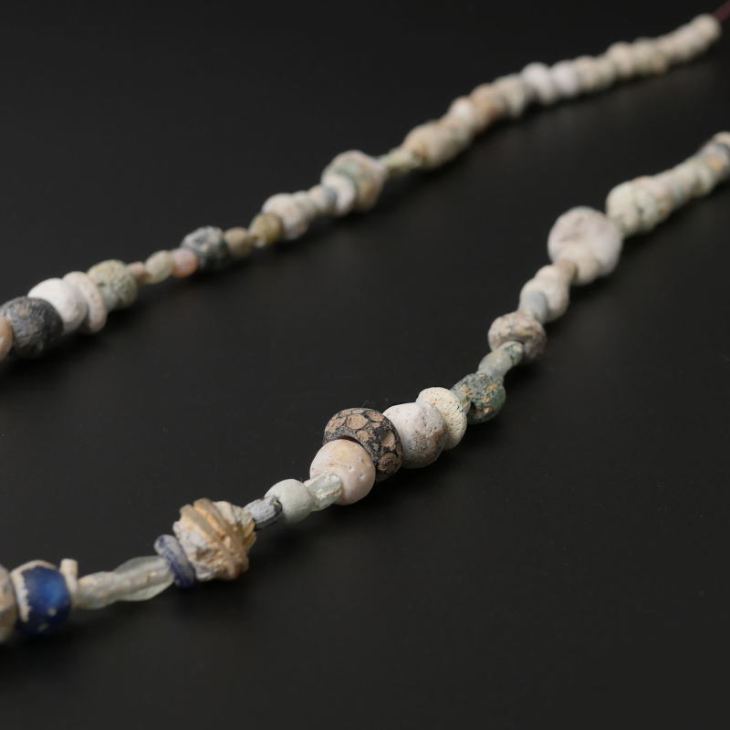 Collier de perles en verre iridescent de l'ancienne Rome