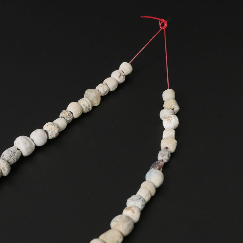 Collier de perles en verre iridescent de l'ancienne Rome