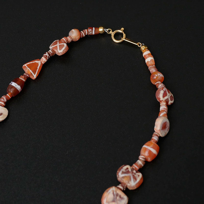 Bracelet de perles de cornaline gravée